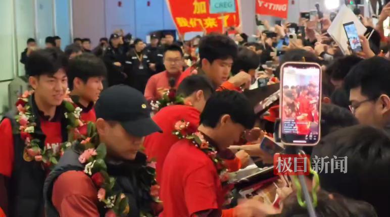 mk体育下载-U23国足队员抵京，球迷欢呼迎接，队员彭啸：大家太热情了，非常感动
